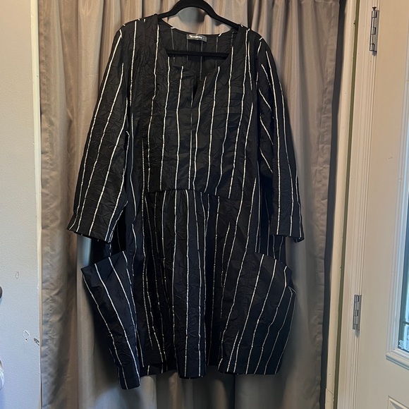 Alembika Dresses & Skirts - Alembika funky Black and White Dress